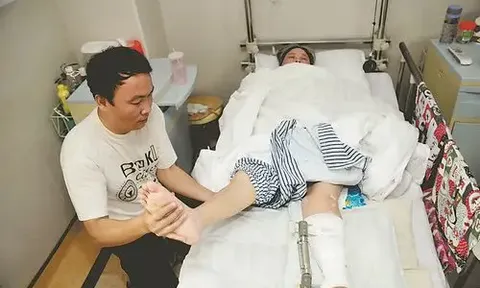 Lặng người sau chuyến công tác dài ngày về nhà thấy bí mật của người vợ bị liệt nhiều năm ở trong bếp