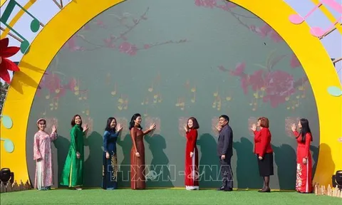 Các nhà ngoại giao trải nghiệm chương trình 'Bản hòa ca Tết Việt'