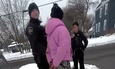 Bất ngờ lý do bé gái 11 tuổi bị còng tay, khóc nức nở, cảnh sát phải xin lỗi