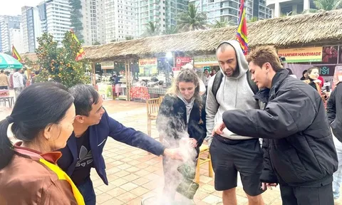 Du khách hào hứng trải nghiệm Tết Việt