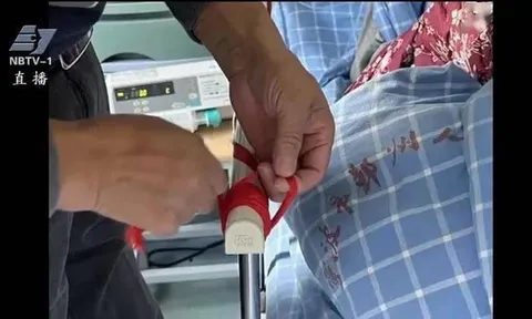 Bức ảnh trên giường bệnh hé lộ mối tình đẹp hơn cổ tích, nhiều người cảm thán đó là tình yêu đích thực thời "ông bà anh"