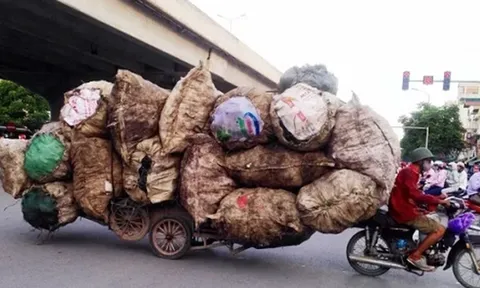 Từ 1/1/2025, người đi xe máy chở hàng cồng kềnh bị phạt tối đa bao nhiêu tiền?