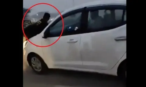 Clip: Đi đánh ghen vợ ngoại tình, chồng bị "tình địch" hất lên nắp capo