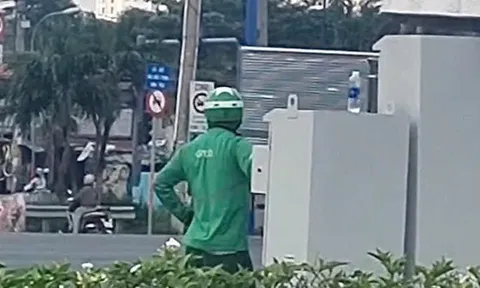 Người đàn ông chỉnh tín hiệu đèn giao thông ở TP. Thủ Đức bị xử phạt hành chính