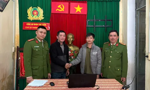 Clip: Ẩu đả sau khi tạt đầu ô tô, hai tài xế bắt tay nhau tại đồn cảnh sát