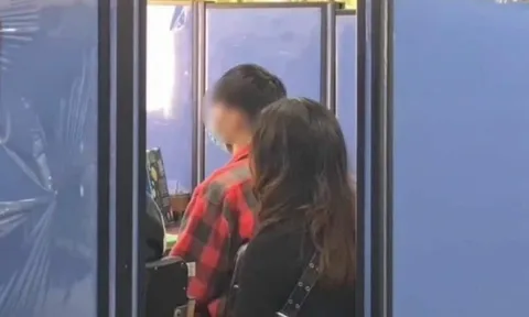 Giáo sư đại học hàng đầu ép thiếu niên 17 tuổi "phục vụ" trong nhà vệ sinh ở trạm xăng, camera thấy rõ sự đồi bại