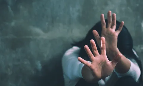 Cô gái bị chính bạn trai cũ giở trò đê hèn, nỗi đau giấu kín mới thật ám ảnh