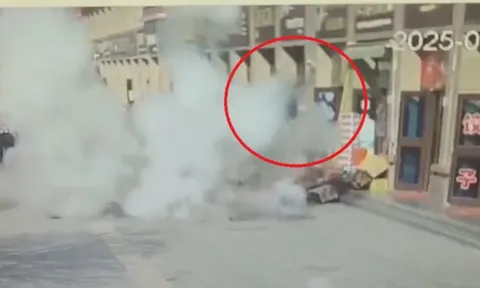 Clip: Cậu bé bị hất văng lên không trung, nằm bất động sau khi ném pháo xuống cống