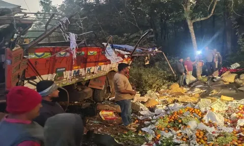 Hiện trường thương tâm xe tải chở trái cây lao xuống vực, 11 người tử vong