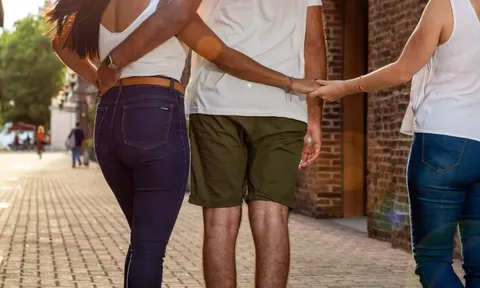 Vợ phát hiện chồng bỏ rơi mình, cặp kè với chính người phụ nữ mà cô đang lén lút quan hệ