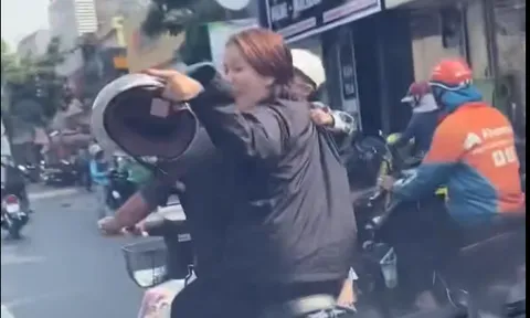 Clip: Trên tay bế con nhỏ, cặp đôi hung hăng dùng mũ bảo hiểm liên tục đập kính ô tô, chửi bới