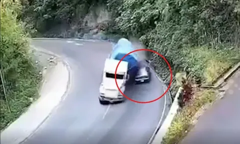 (Clip) Khúc cua tử thần: Xe tải lật nghiêng đè lên ô tô, 5 người bị thương nặng