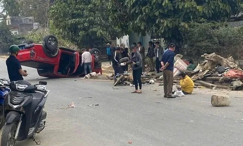 Clip: Né xe máy sang đường, xe bán tải phanh "cháy lốp" rồi lật "phơi bụng" giữa đường