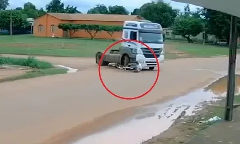 Clip: Xe tải tông trực diện, kéo lê người đi xe đạp hơn 20m, liệu có phép màu xảy ra?