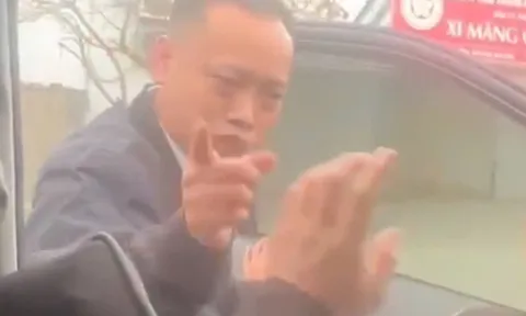 Clip: Phẫn nộ cảnh tài xế ô tô bị người đàn ông đấm túi bụi ở phà Cồn Nhất, Nam Định