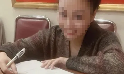 Kết quả ma túy của người phụ nữ khỏa thân, rơi xuống đường khi ô tô đang chạy