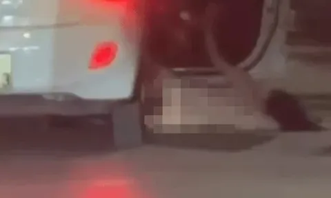 Lời khai bất ngờ của người phụ nữ khỏa thân rơi khỏi xe ô tô đang chạy ở Nghệ An