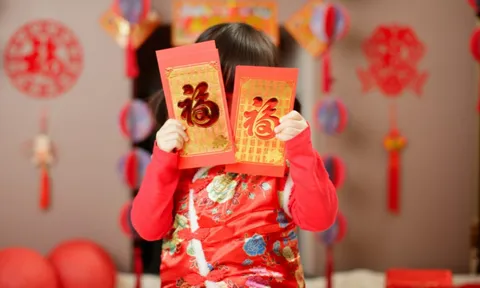 Một người mẹ bị kiện vì rút 1,9 tỷ đồng tiền lì xì của con, phải trả lại cả lãi suất