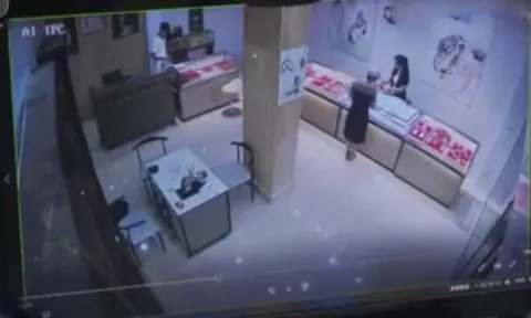 Tiệm vàng vắng khách nhưng đạt doanh thu hơn 34 tỷ đồng/ tháng: Thái độ của nhân viên hé lộ khoảng tối không ngờ