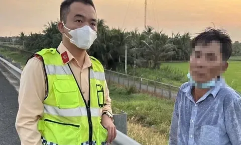 Clip: Khoảnh khắc hãi hùng người đàn ông chui qua cửa taxi trên cao tốc, danh tính và sức khỏe gât bất ngờ