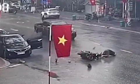 Clip: Bủn rủn khoảnh khắc ô tô mở cửa bất cẩn khiến xe máy văng vào trước đầu xe bán tải, cú bẻ lái mới thật vô giá