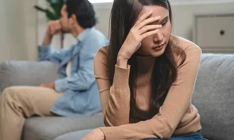 Chỉ vì phong bì tiền Tết cho nhà ngoại, chồng nói một câu khiến tôi câm lặng trước cả gia đình