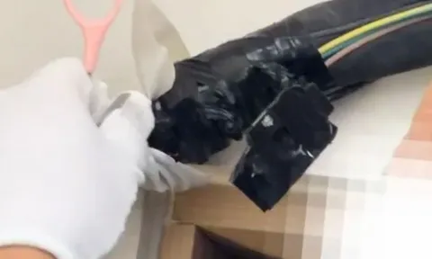 Hai cô gái “soi” điều hòa khi nhận phòng homestay, phát hiện thứ khiến cộng đồng mạng lạnh sống lưng