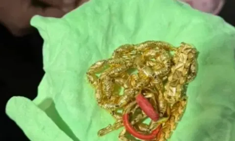Hơn 100 gram vàng nằm trong túi rác nhiều ngày, cả gia đình tái mặt khi biết sự thật