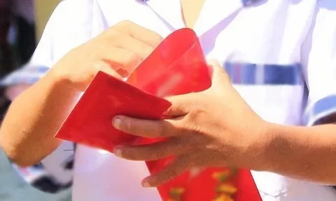 Luật mới 2026: Cha mẹ giữ tiền lì xì của con sai cách có thể bị phạt nặng