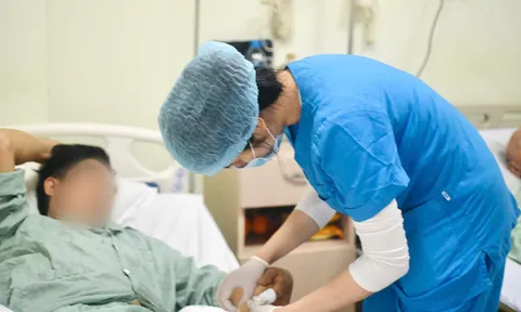 Tai nạn khi chặt thịt gà ngày giáp Tết: Dao trượt, người đàn ông suýt mất ngón tay