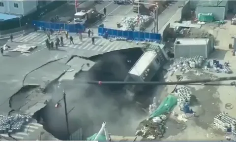 Khoảnh khắc "hố tử thần” bất ngờ xuất hiện tại công trường metro, nhiều tài sản bị cuốn trôi