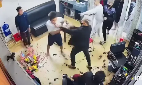 Hưng Yên: Túm cổ, đánh hội đồng giữa tiệm cắt tóc, bị hô “công an đến” vẫn không dừng tay