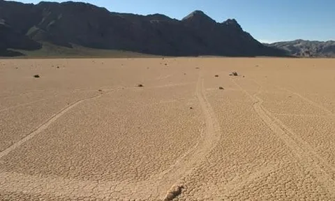 Bí ẩn chưa có lời giải về những tảng “đá biết đi”