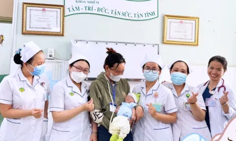 Bé trai điều trị trong viện suốt 2 tháng không người thân, cha mẹ xuất hiện phút cuối và nói rõ lý do ai nghe cũng xúc động