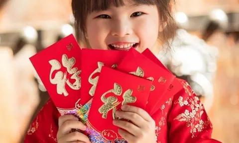 Đi làm cả năm, Tết lì xì mỗi cháu 20 nghìn, mở bao lì xì của chị gái tôi ôm mặt khóc