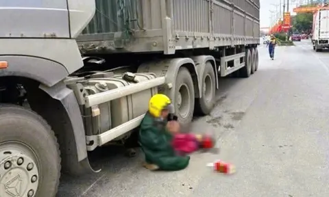 Khoảnh khắc đau lòng trên Quốc lộ 1A: Chồng quỳ khóc cạnh thi thể vợ