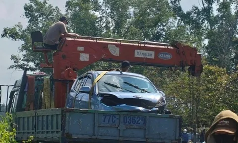 Vụ phát hiện xe ô tô và 2 thi thể dưới kênh: Manh mối từ dấu vết va chạm trên lan can bê tông