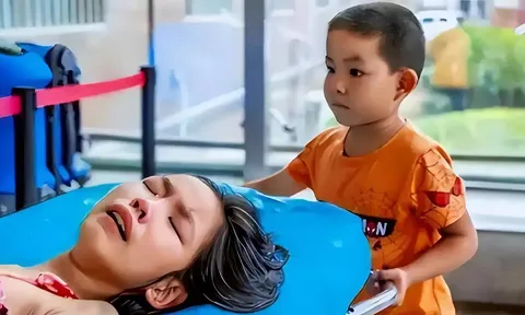 Không cha mẹ, em trai 7 tuổi một mình đưa chị đến bệnh viện cấp cứu cùng lời hứa: "Bố mẹ không cần chúng ta thì chị vẫn còn em. Sau này em nuôi chị”