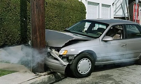 Lao vào xe hơi bốc khói cứu bạn, cô gái không ngờ mình phải hầu tòa với "án phạt" 4 triệu USD