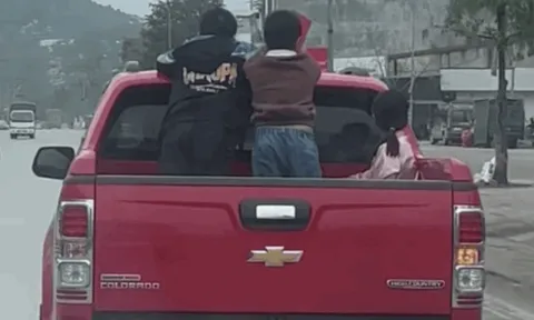 Chở người trên thùng xe bán tải: Từ 2026 có thể mất 6 triệu và trừ 6 điểm bằng lái