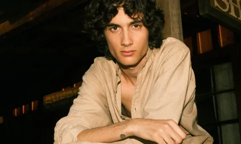 Nam ca sĩ bị đẩy ngã khỏi sân khấu, bị gọi “tiểu tam” ngay trên sóng trực tiếp là ai?