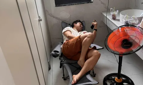 "Đại gia nghìn tỷ" nghỉ ngơi trong nhà vệ sinh, lướt điện thoại gây sốt mạng xã hội là ai?