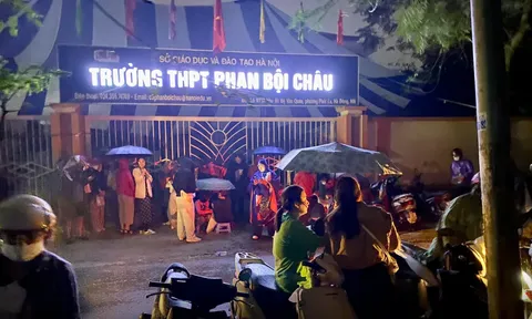 Trắng đêm trước cổng trường, cha mẹ giành suất lớp 10 cho con