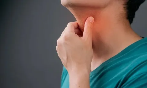 Người đàn ông mắc cùng lúc 2 loại ung thư nguy hiểm, có thói quen uống gần nửa lít rượu mỗi ngày