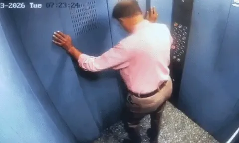 Thang máy bất ngờ lao vọt lên khi cửa mở, camera ghi lại khoảnh khắc rùng mình, người đàn ông suýt mất mạng