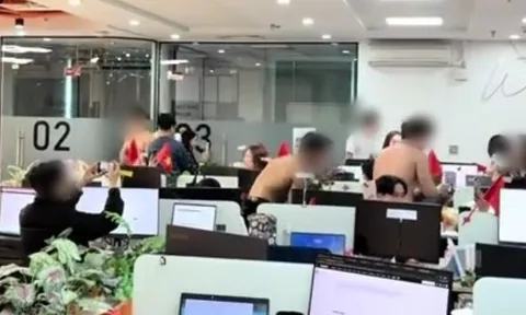 Màn chúc 8/3 gây sốt: Dàn trai cơ bắp cởi trần cầm hoa hồng xuất hiện trong văn phòng, mạng xã hội chia phe tranh luận