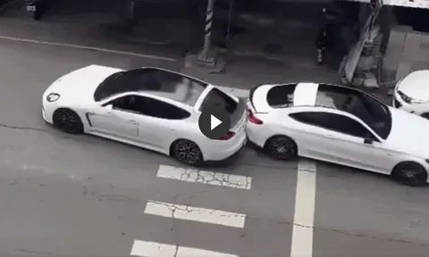 Thót tim màn rượt đuổi bằng siêu xe Porsche tông Mercedes giữa phố, tài xế xuống xe “so găng”
