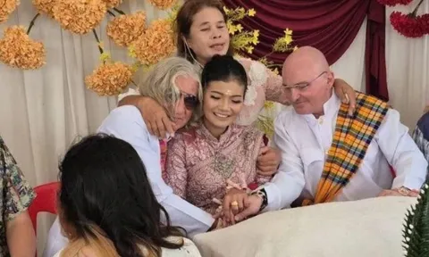 Cô dâu Thái Lan 37 tuổi gây sốc: Cưới cùng lúc 2 chú rể ngoại quốc là bạn thân, nhận sính lễ "khủng"