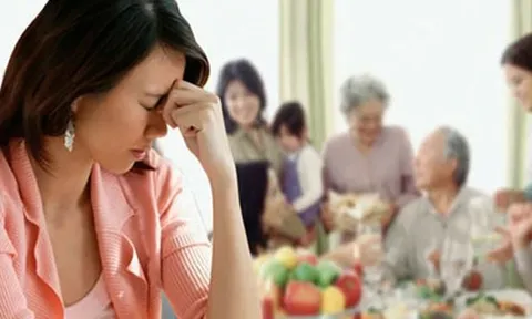 Mẹ chồng lặng lẽ đưa em chồng 300 triệu ngay trong bữa cơm, chồng tôi nói một câu khiến cả nhà chết lặng