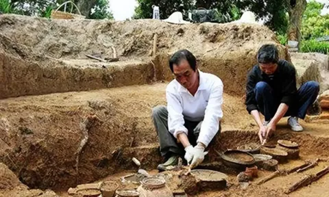 Ly kỳ: Phát hiện 2 chum gốm chứa đầy vàng bạc dưới lòng đất, nửa năm sau số vàng bỗng “giảm” 1kg